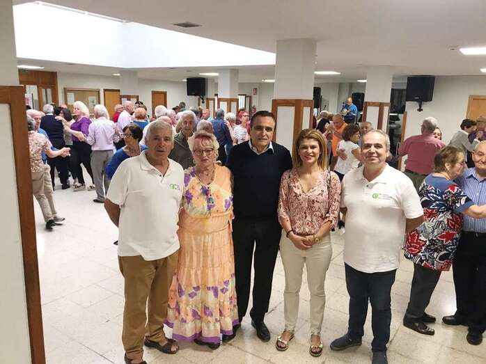 Valido y miembros de su candidatura en la sede del Centro de Mayores de Telde, este domingo (Foto TA)